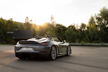 Mówiono o powrocie spalinówki do Boxstera i Caymana. Porsche rozwiewa wątpliwości