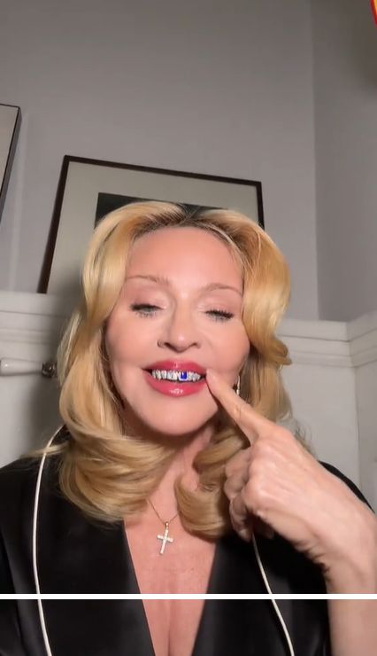 Madonna pokazuje diamentowe zęby