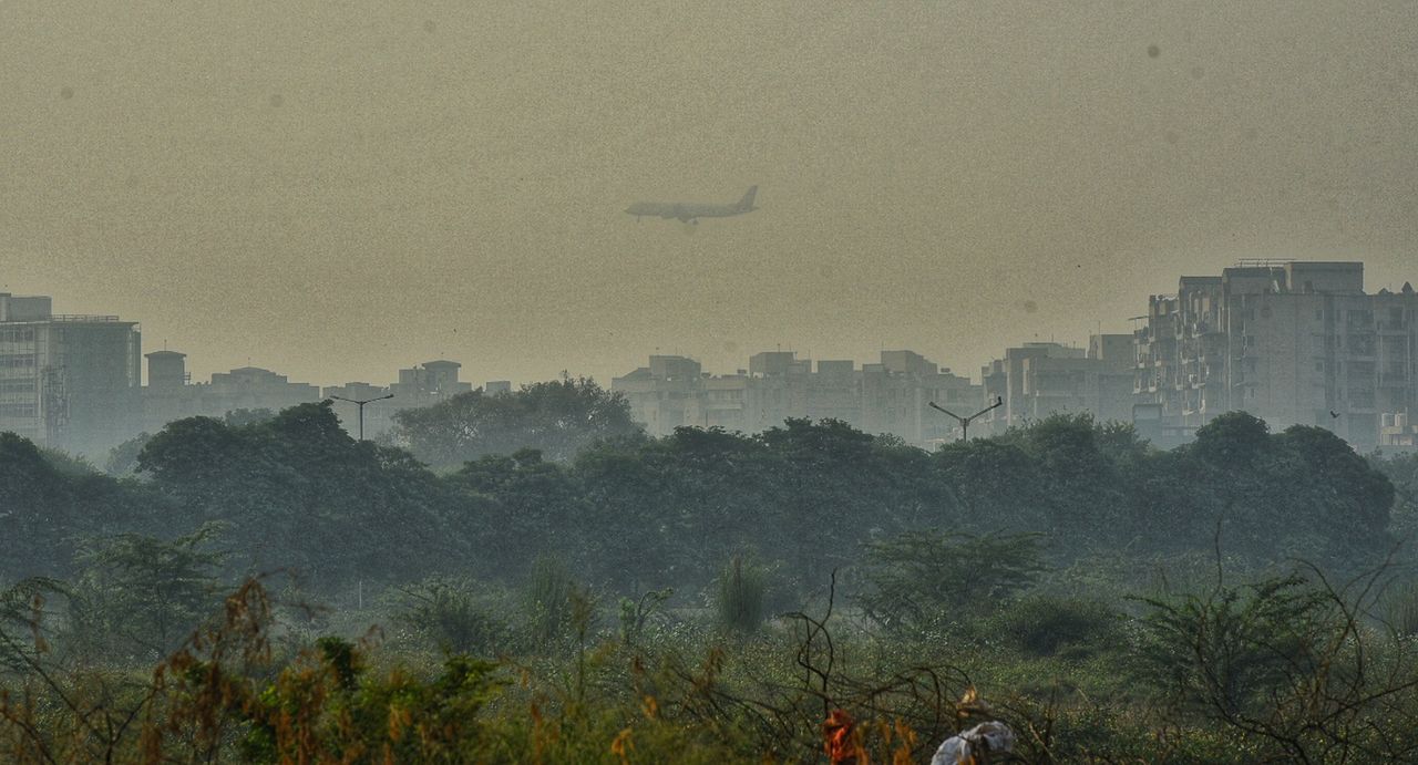 Najwięksi truciciele. Te miasta odpowiadają za 52 procent światowej emisji gazów cieplarnianych - Samolot ledwo widoczny przez smog w Delhi