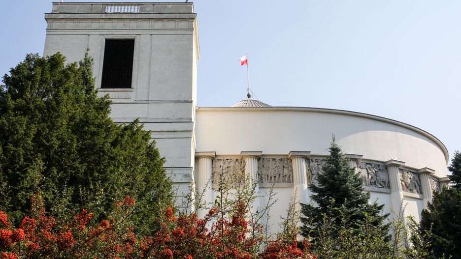 Ceny niższe niż w barze mlecznym. Wstęp tylko dla posłów
