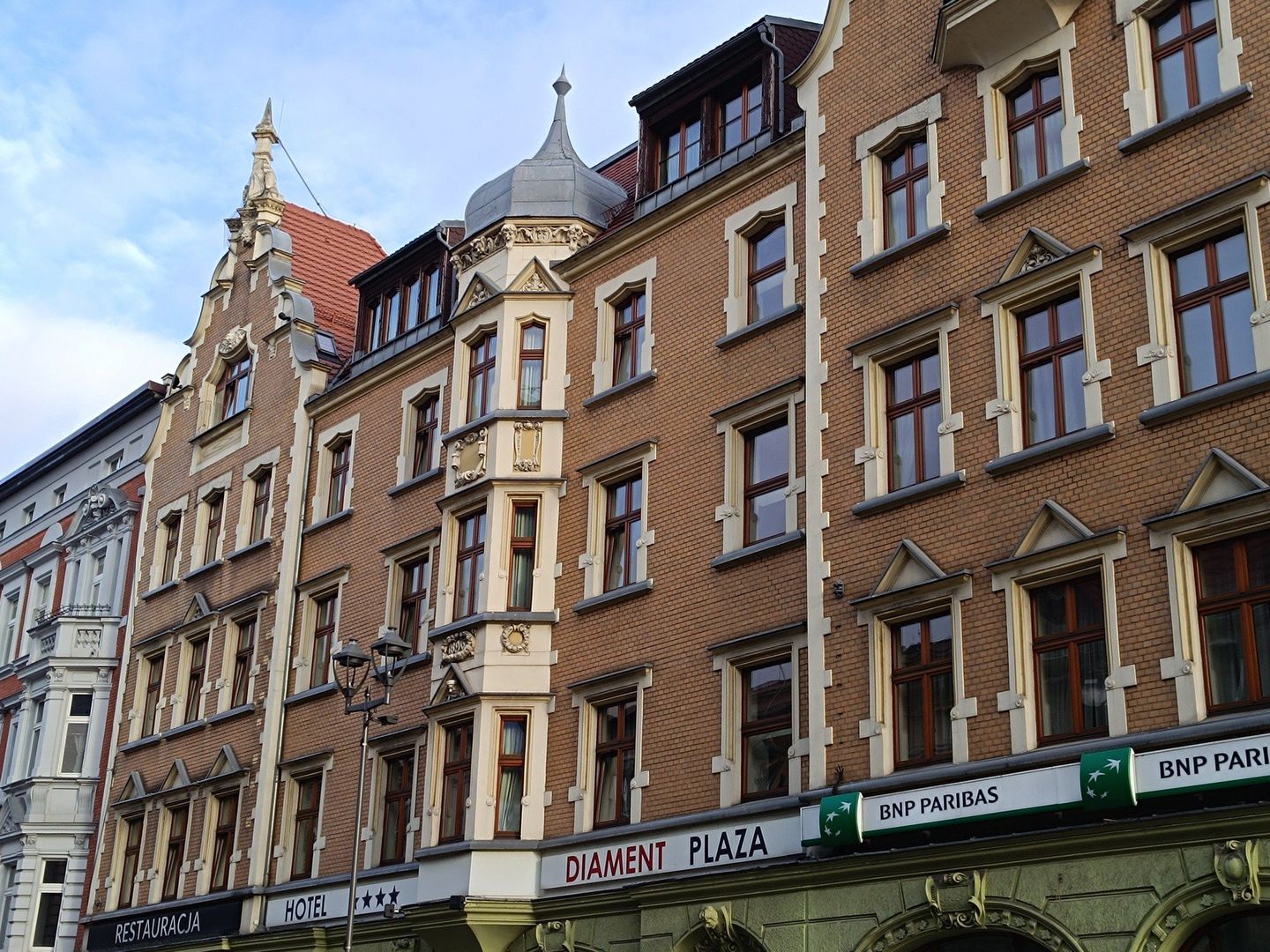 Kamienice w Gliwicach przyciągają wzrok - centrum miasta na piękną zabudowę.