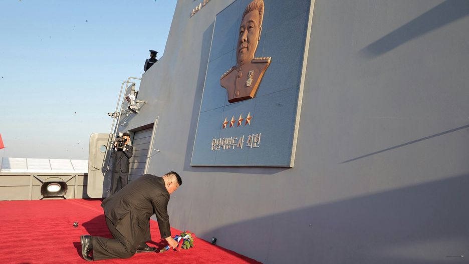 Kim Dzong Un na okręcie klasy Choe Hyon