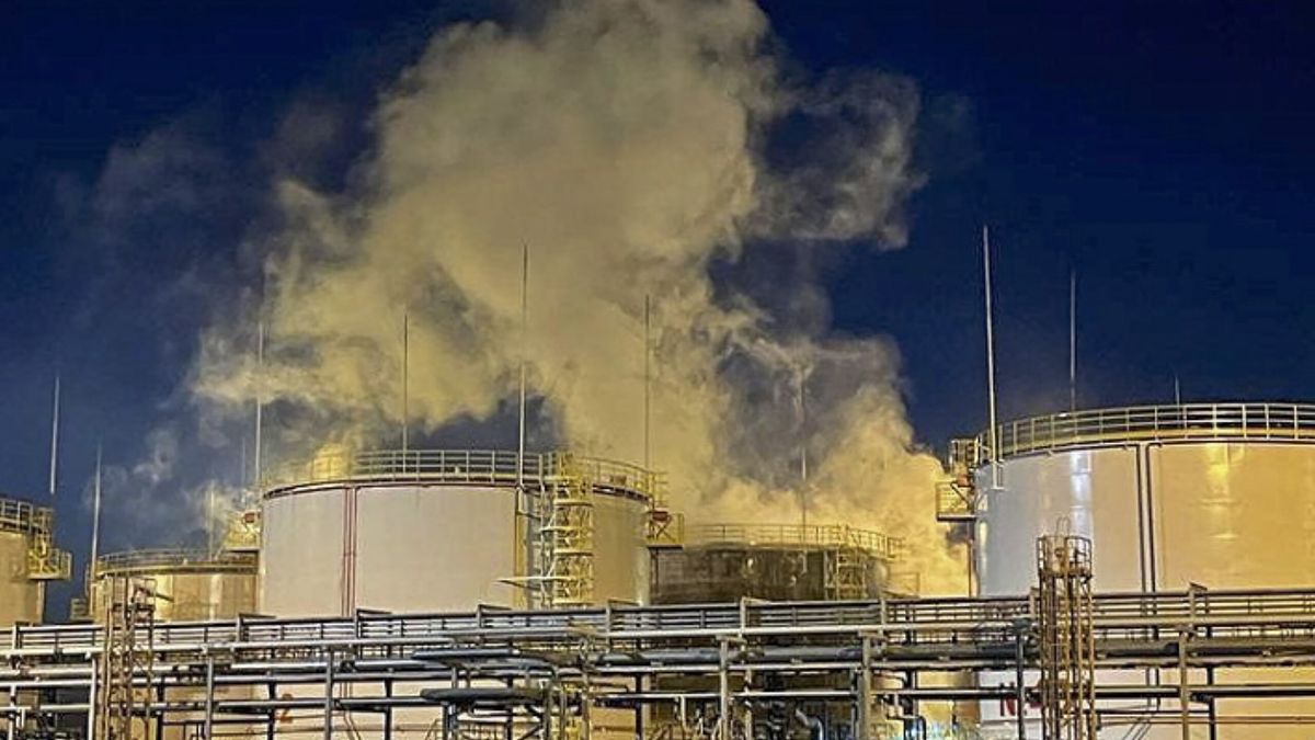 Pożar w rafinerii ropy naftowej w Rosji, w południowej osadzie Ilski w regionie Krasnodaru, po ataku drona