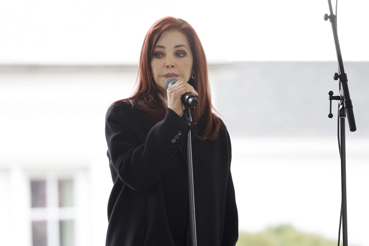 Priscilla Presley podczas pogrzebu córki