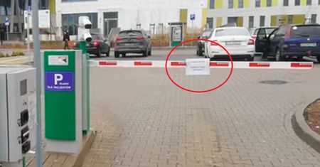Taką kartkę zobaczył przy szpitalu. "Tak się nie robi"