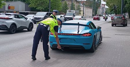 Biorę się za takie auta. Kierowcy w polskim kurorcie muszą uważać