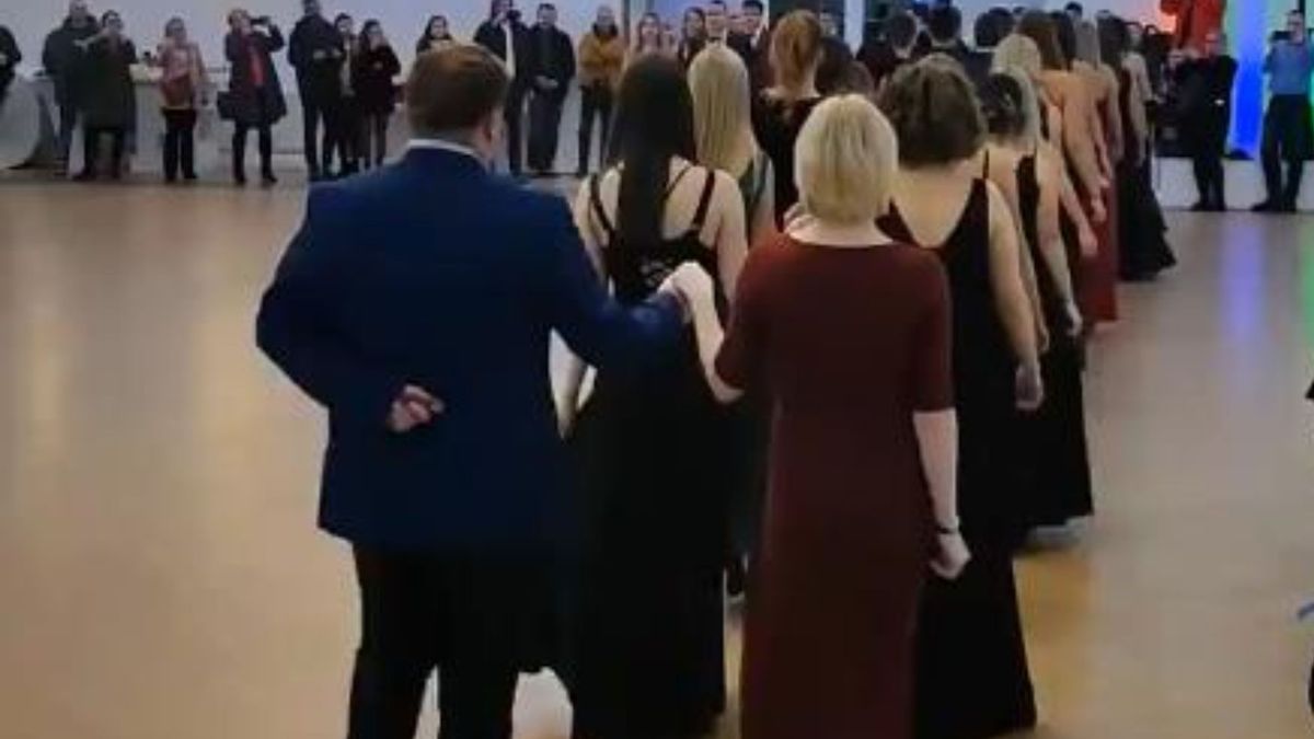 Mama maturzysty pochwaliła się w sieci nagraniem ze studniówki