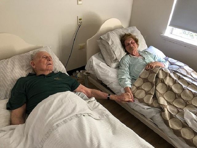 Byli małżeństwem przez 70 lat. Zmarli trzymając się za ręce