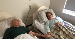 Byli małżeństwem przez 70 lat. Zmarli trzymając się za ręce