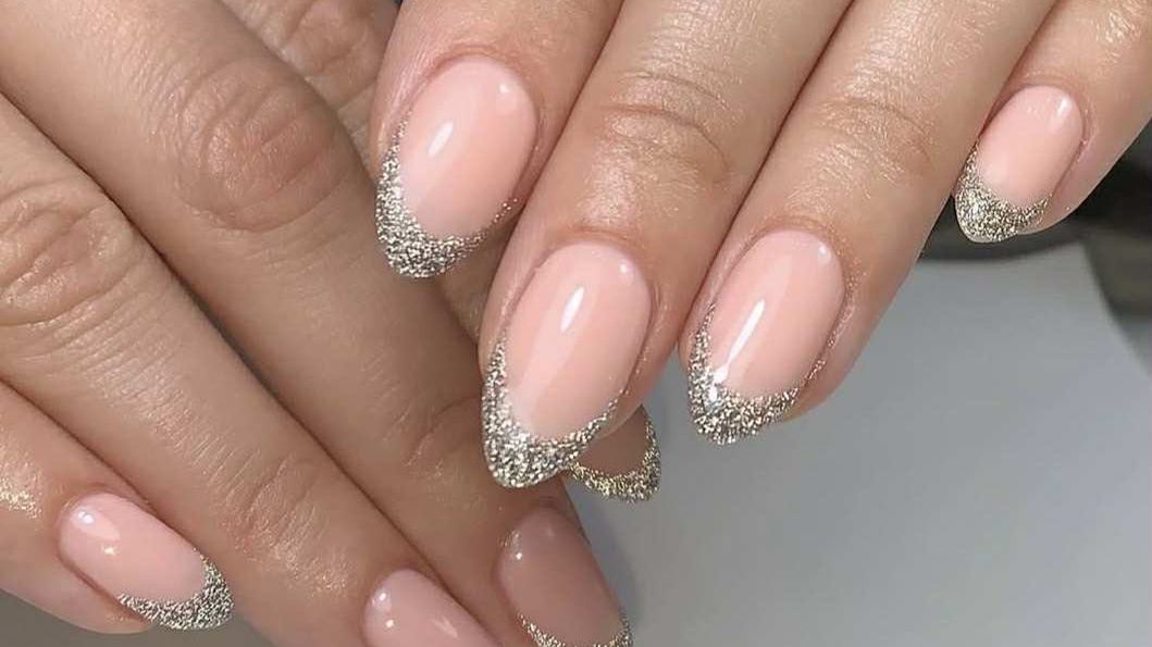 "Glitter top nails" to modny manicure na święta i sylwestra