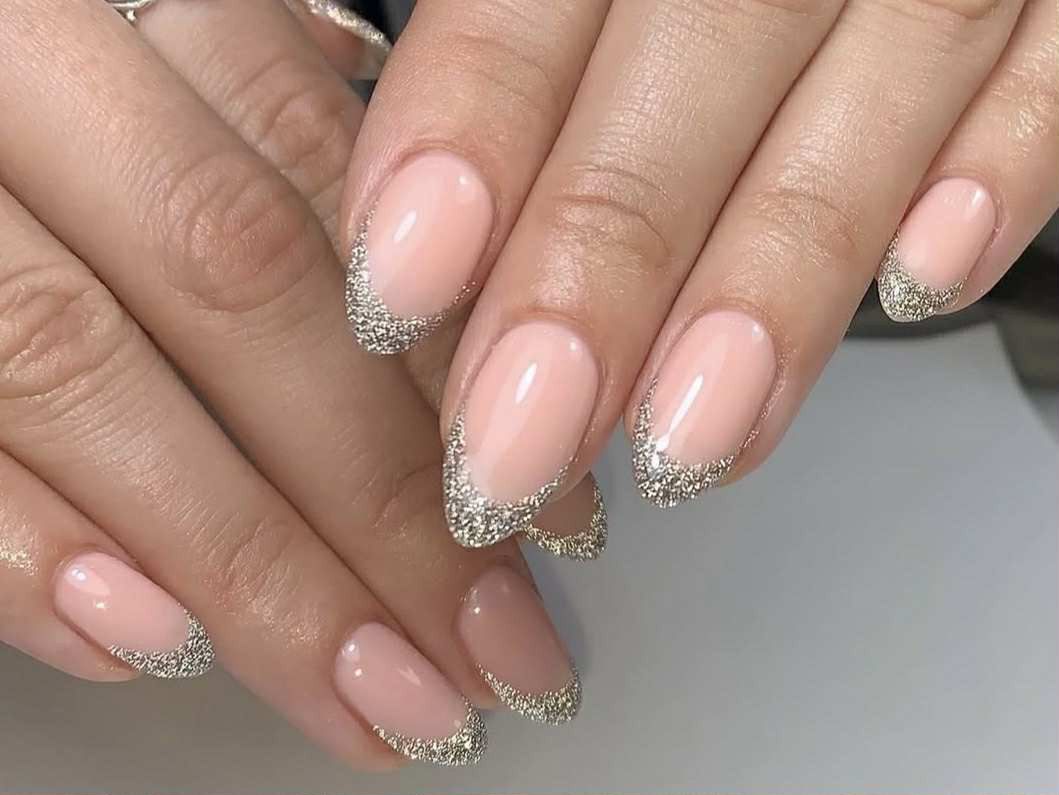 "Glitter top nails" to modny manicure na święta i sylwestra