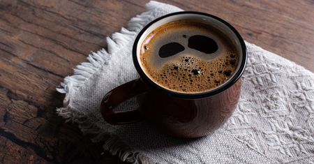 Zamiast posypywać ziemniaki, wsyp go do kawy. Wzmocni cię i poprawi pamięć