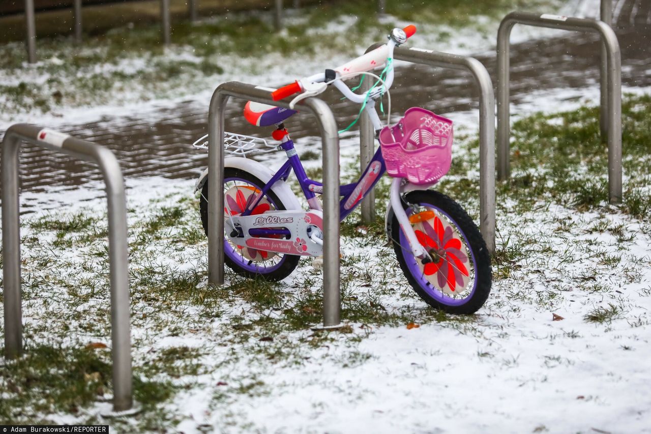 3,5-letni, niekompletnie ubrany chłopczyk jeździł na rowerze po ulicy bez żadnej opieki