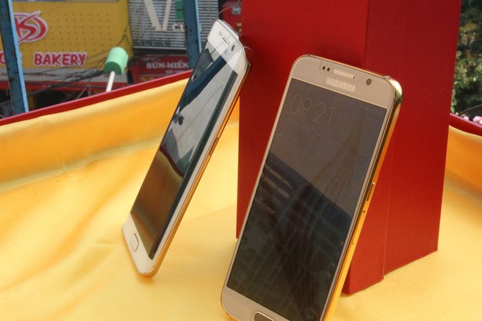 Możesz już kupić Galaxy S6 i S6 edge w obudowach z 24-karatowego złota 21