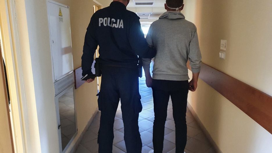 Mazowieckie. Policja z zatrzymanym mężczyzną
