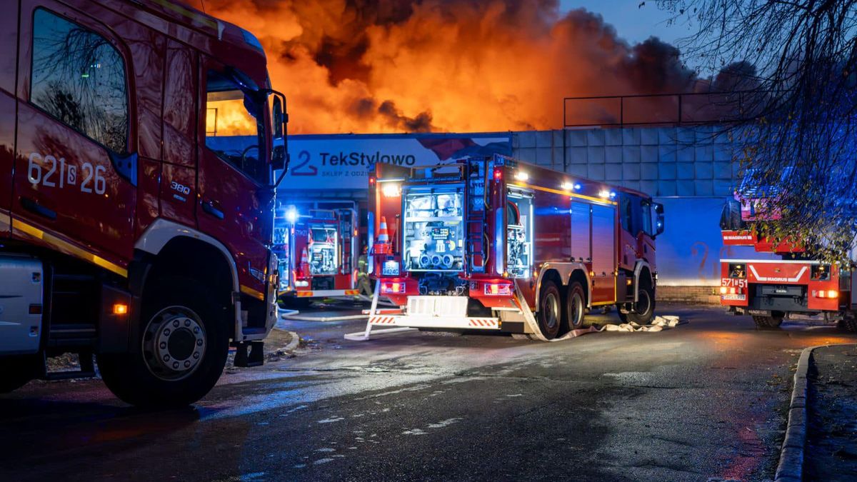 Pożar pawilonu handlowego przy ul. Teatralnej w Środzie Śląskiej