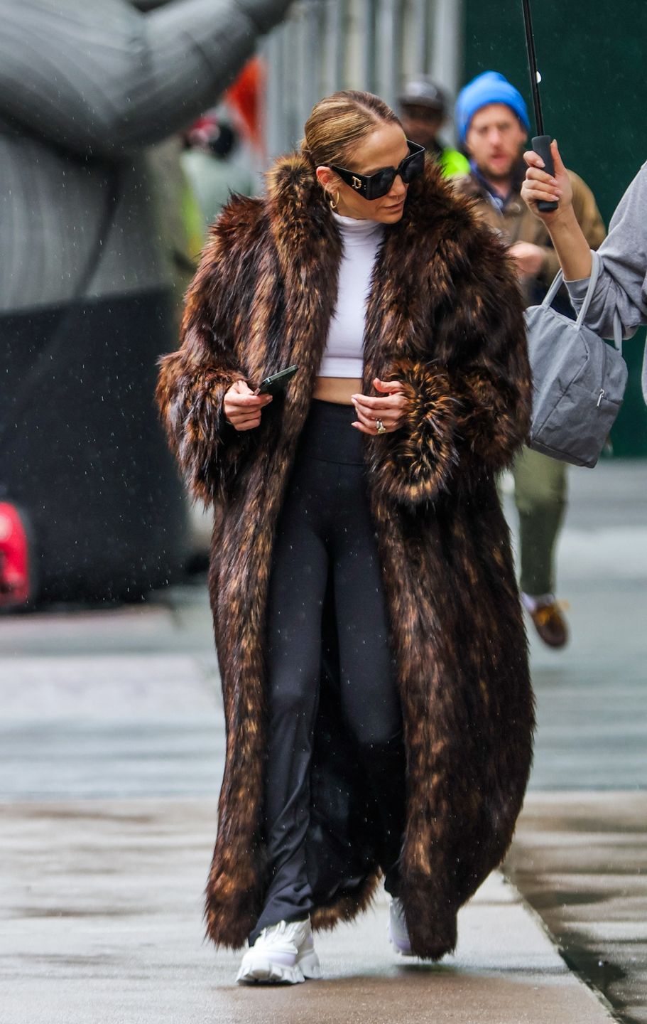 Jennifer Lopez paraduje w futrze po Nowym Jorku