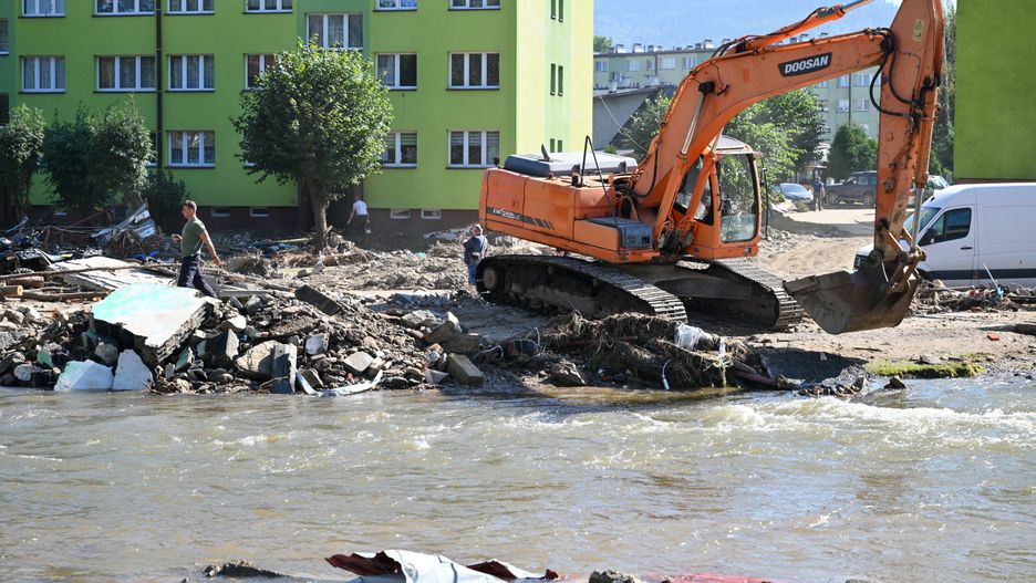 Maciej Kulczy�ski
koparka, ostrze�enie, podtopienia, ustabilizowana sytuacja po powodzi, WODA, zagro�enie, zniszczenia, miasta, sprz�tanie