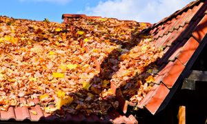 Jak zadbać o dach z dachówki ceramicznej jesienią? Konieczne czynności przed zimą
