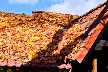 Jak zadbać o dach z dachówki ceramicznej jesienią? Konieczne czynności przed zimą