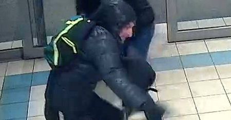 Zaatakował pracownika kantoru w Lublinie. Wszystko nagrała kamera, policja poszukuje tego mężczyzny
