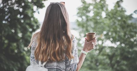 Jak zagęścić włosy? Pomocne mogą się okazać proste i wypróbowane sposoby