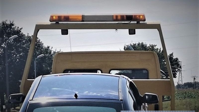 Wrocław. Wpadł do rowu, skorzystał z pomocy i uciekł laweciarzowi. Miał ponad 2,5 promila