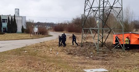 Gorzów Wielkopolski. O krok od tragedii. Pijany wspiął się na słup