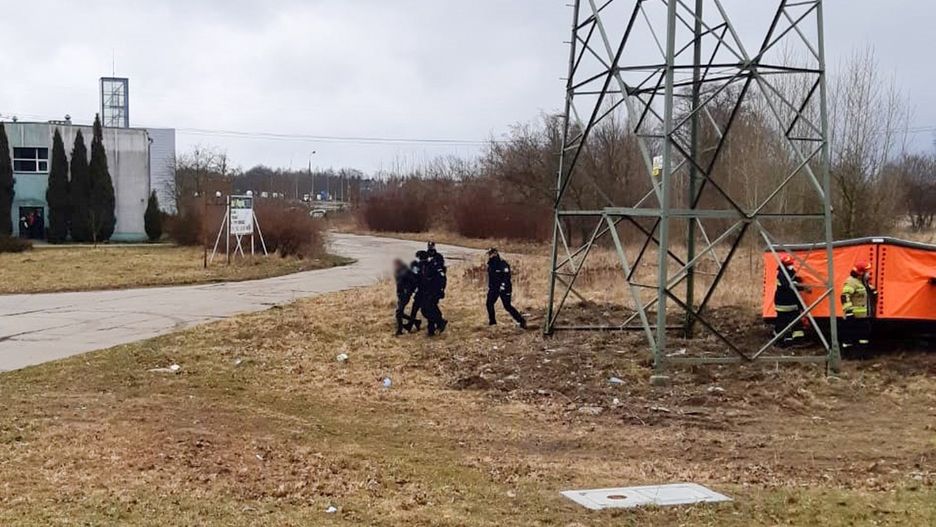 Gorzów Wielkopolski. O krok od tragedii. Pijany wspiął się na słup