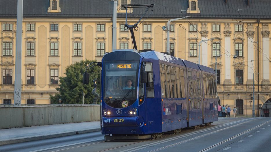 Wrocław. Spore utrudnienia na Legnickiej. Wykoleił się zabytkowy tramwaj