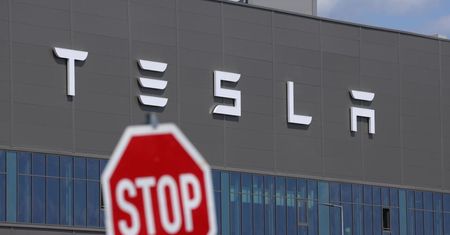 Ewakuacja gigafabryki Tesli w Niemczech. Podejrzenie podpalenia