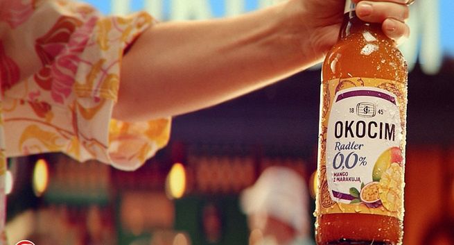 Tropikalny smak i energia w nowej reklamie bezalkoholowego Okocim Radlera (wideo)