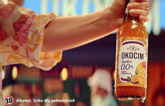 Tropikalny smak i energia w nowej reklamie bezalkoholowego Okocim Radlera (wideo)