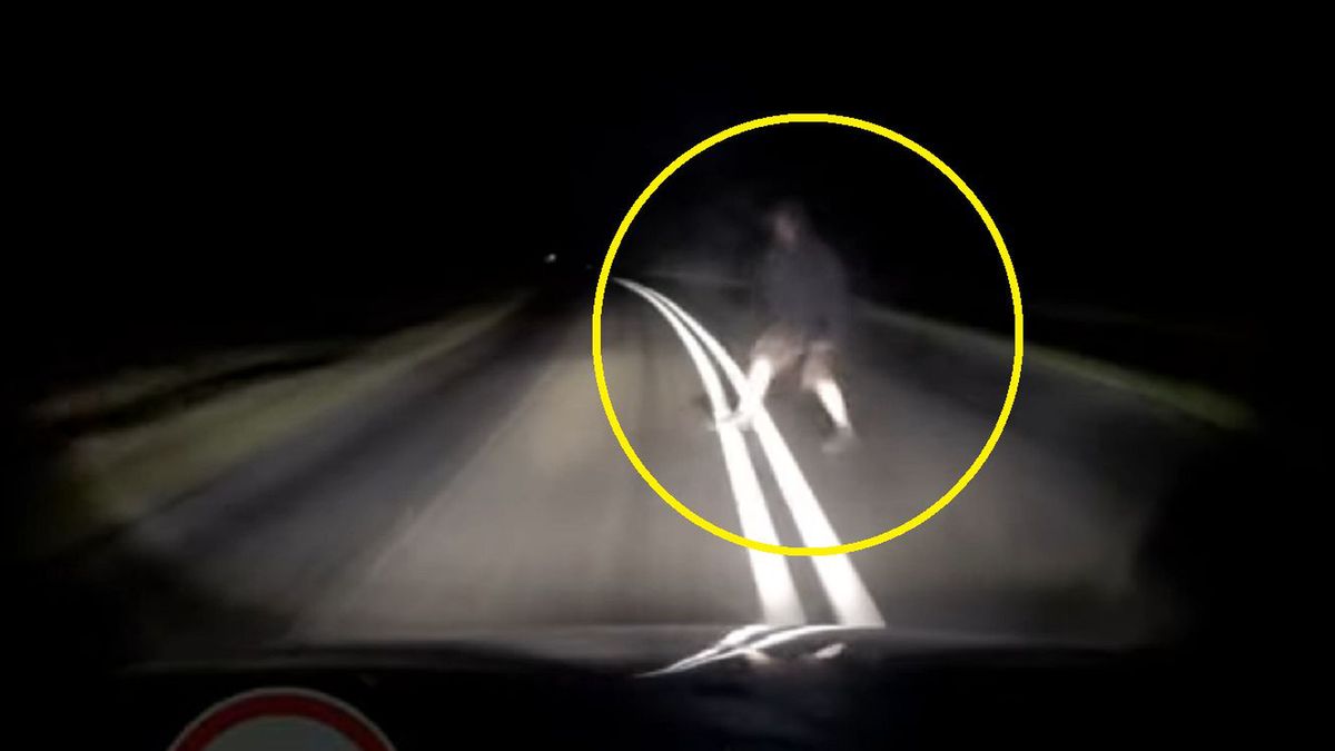 Mężczyzna wskoczył na maskę jadącego samochodu.