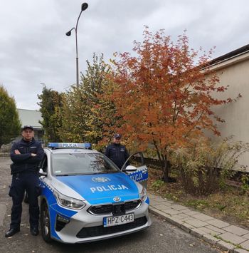 Warszawa: Policjanci uwolnili mężczyznę przygniecionego stalową szyną