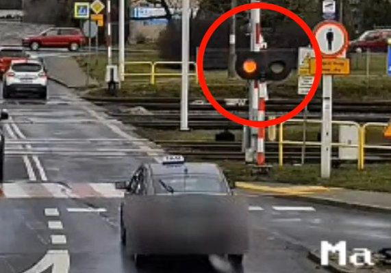 Nie brakuje kierowców, którzy chcą zdążyć przed opadającymi zaporami