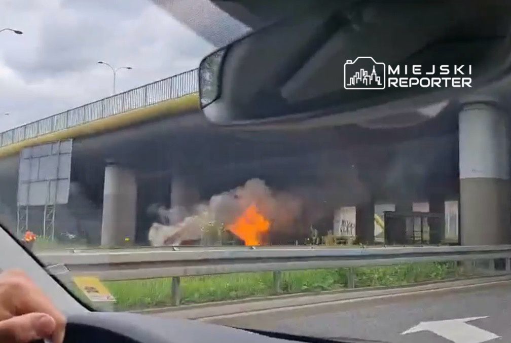 Fot. Czytelnik Miejskiego Reportera. Pożar samochodu osobowego na Wale Miedzeszyńskim