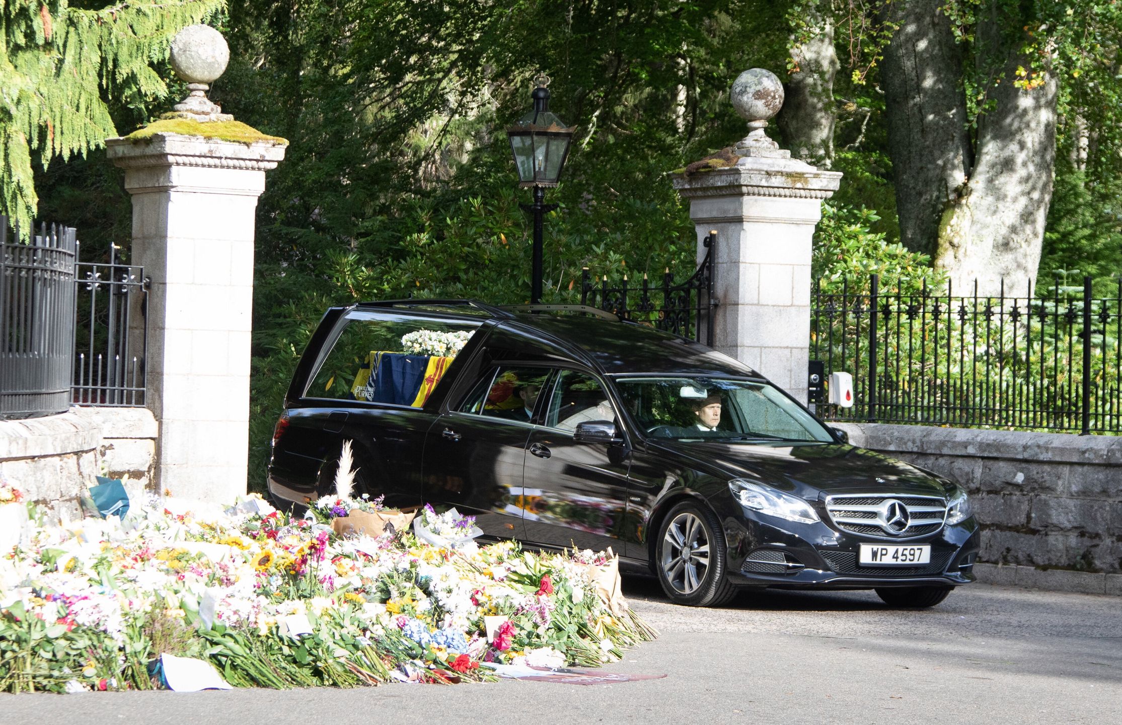 The hearse carrying the body of Queen Elizabeth II leaves the Balmoral estate on its way to Edinburgh, in Balmoral, Scotland, Britain, 11 September 2022. Britain's Queen Elizabeth II died at her Scottish estate on 08 September. The late queen will lie in state for 24 hours at St Giles' Cathedral in Edinburgh. EPA/PAUL REID Dostawca: PAP/EPA.