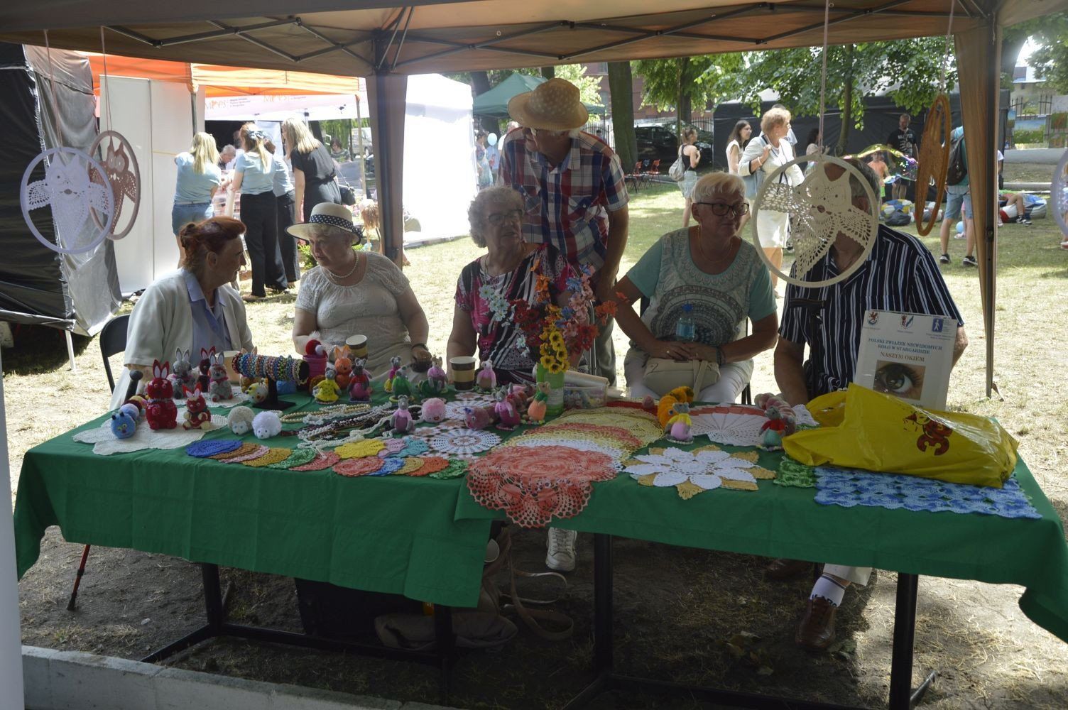 Organizacje pozarządowe prezentują się na festynie przy Domu Kultury Kolejarza.