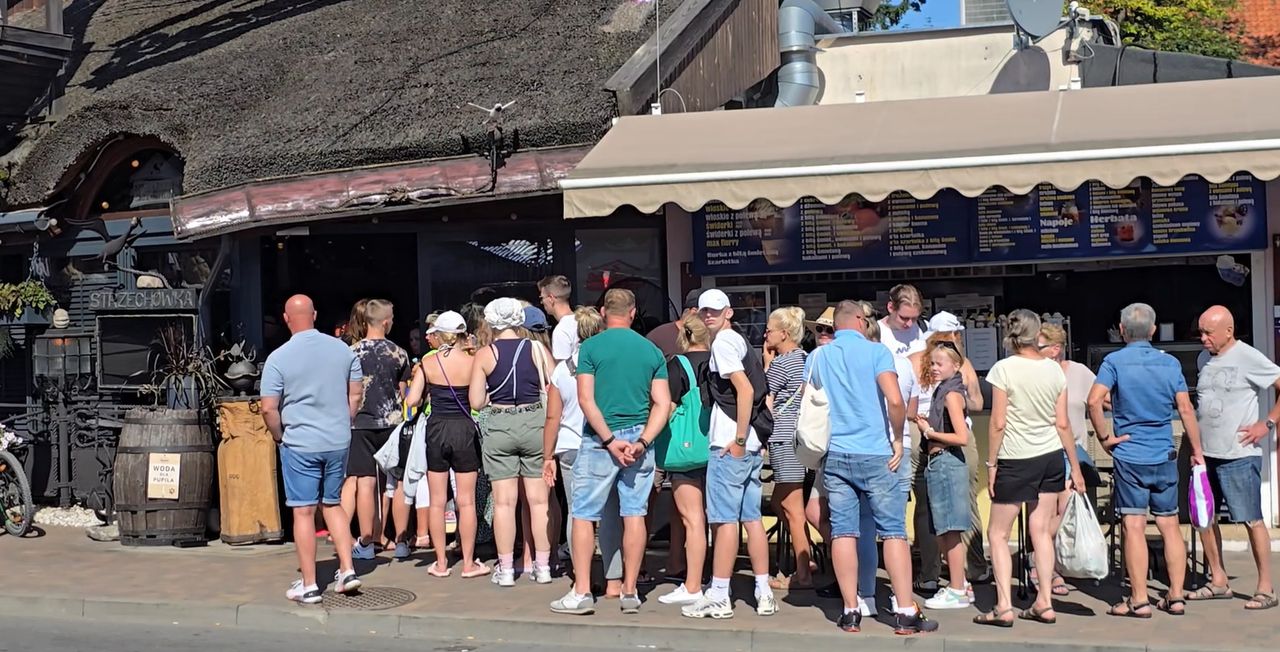 Tłumy nie tylko na plażach. Gigantyczne kolejki do restauracji