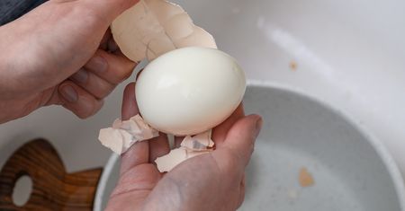 Jajka nie pękną, a skorupka zejdzie dużymi płatami. Prosty trik