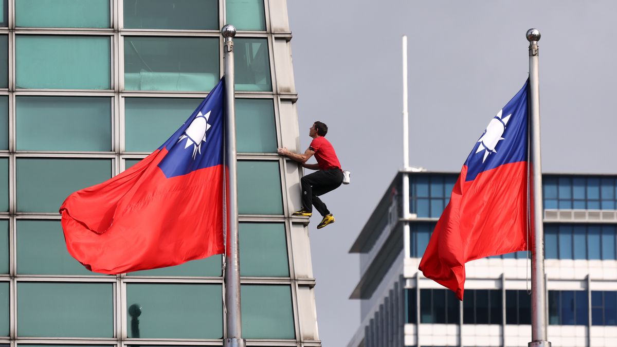 Alex Honnold wspiął się na wieżowiec Taipei 101