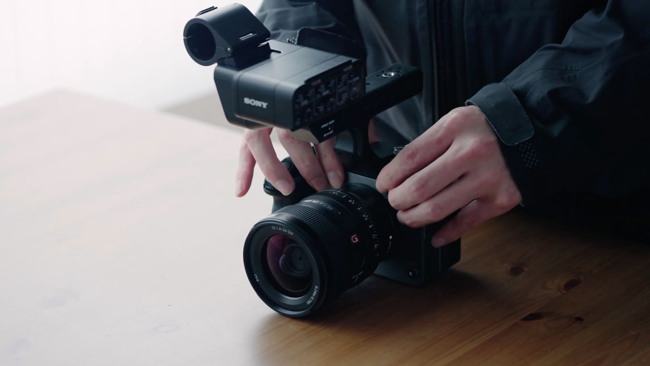 Sony FX3 to kamera do zadań specjalnych w małym korpusie. Wygląda niepozornie