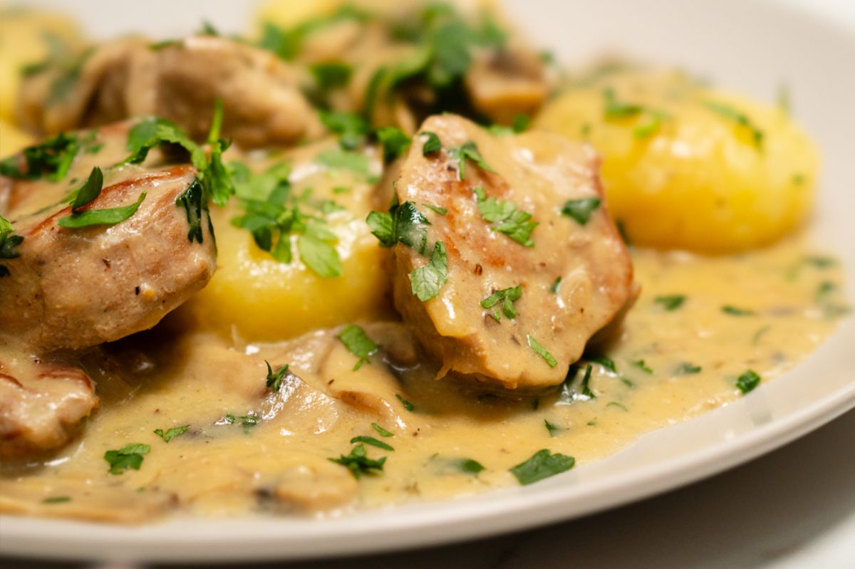 Ten obiad robi furorę za każdym razem. Polędwiczki wieprzowe w duecie z sosem pieczarkowym są najlepsze
