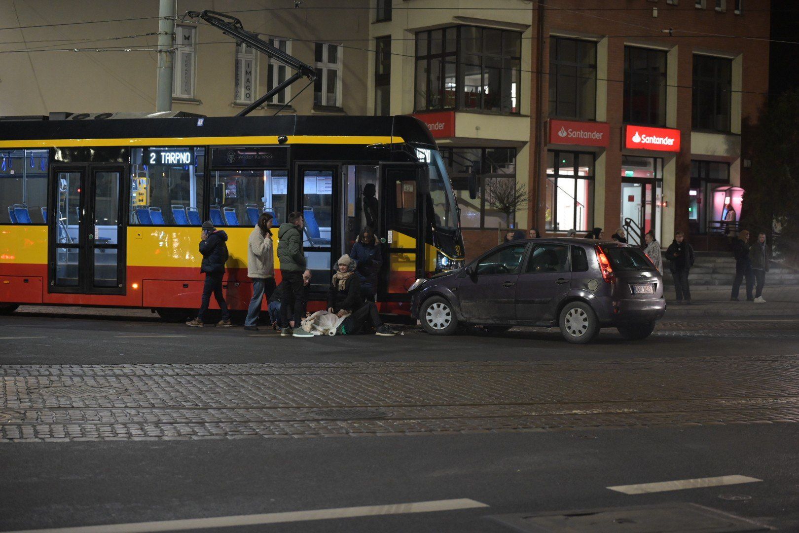 W czwartek w Grudziądzu na skrzyżowaniu al. 23 stycznia z ul. Toruńską samochód osobowy czołowo zderzył się z tramwajem. Jedna osoba została ranna.
