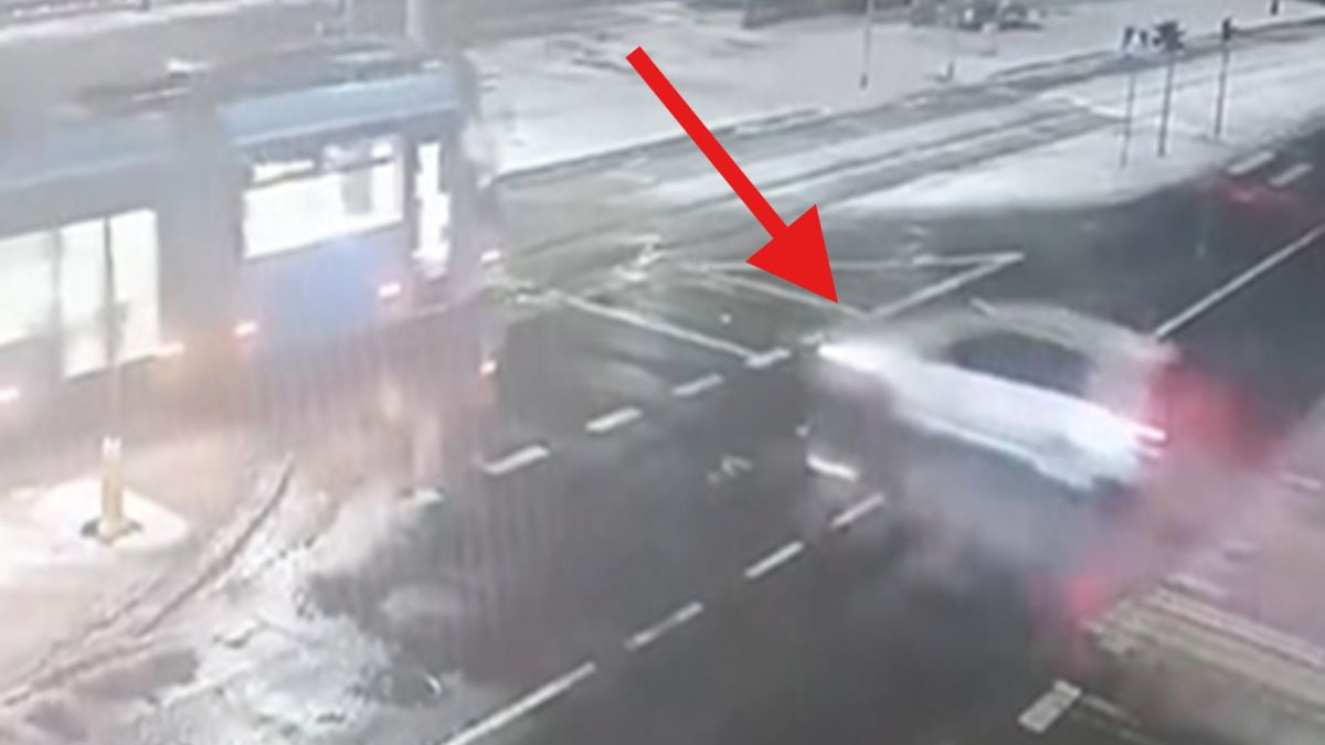 Porywacze wjechali w tramwaj.