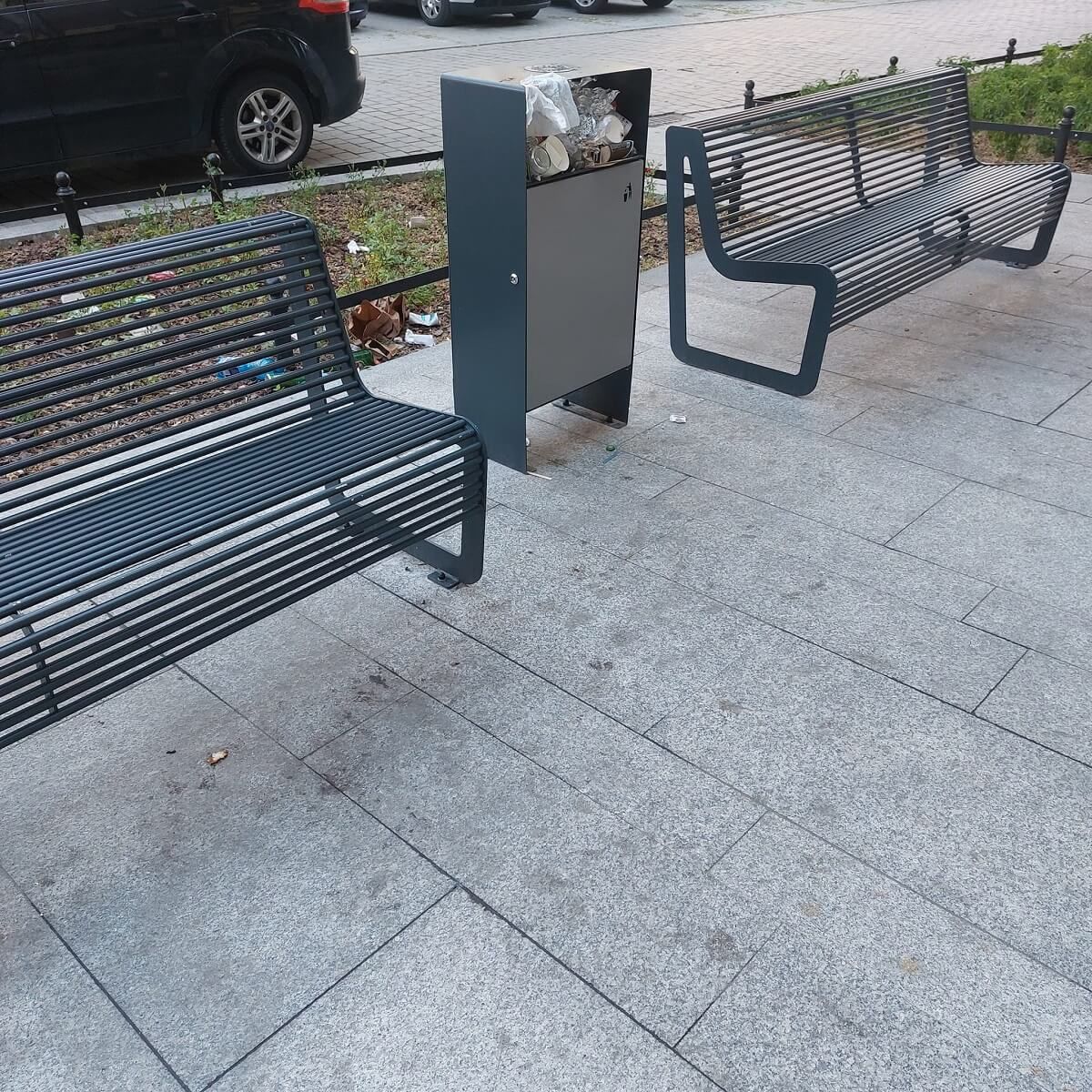 Przepełnione kosze i zalegające śmieci na ul. 1 Maja