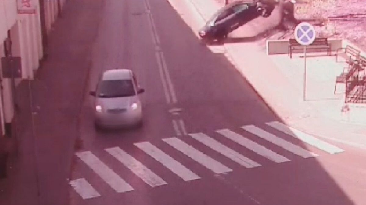 Wjechał na chodnik i zatrzymał się na drzewie