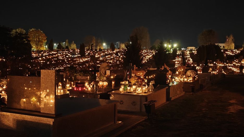 Cmentarz w Sandomierzu po zmroku. Więcej na kolejnych zdjęciach