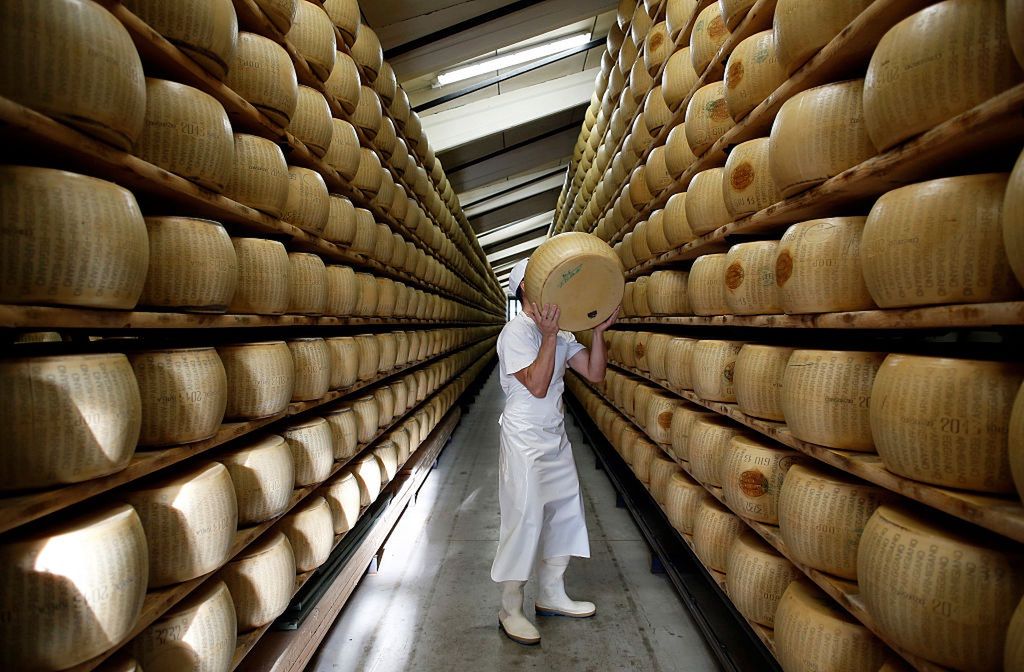 Przez 6 godzin kradli 42-kilogramowe kawały sera warte 100 tys. euro